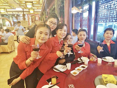 晚会员工敬酒合影